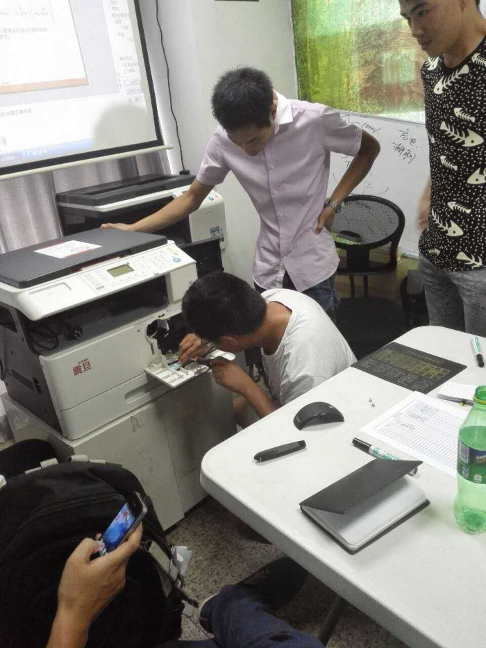 科頤辦公記-震旦技術培訓學員們現(xiàn)場拆裝學習操作