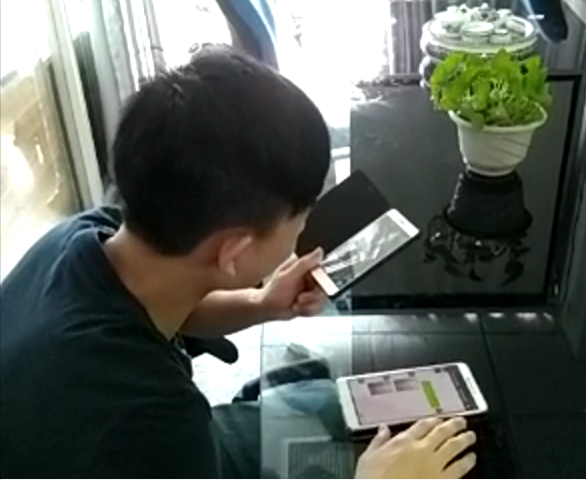 科頤辦公工程師在用視頻教客戶處理問題，客戶在師傅的指導(dǎo)下自己動手查檢配件