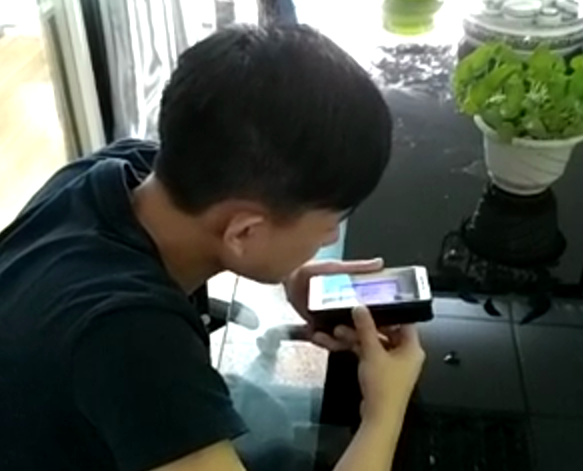 科頤辦公工程師在用視頻教客戶處理問題，客戶在師傅的指導(dǎo)下測試處理完的效果